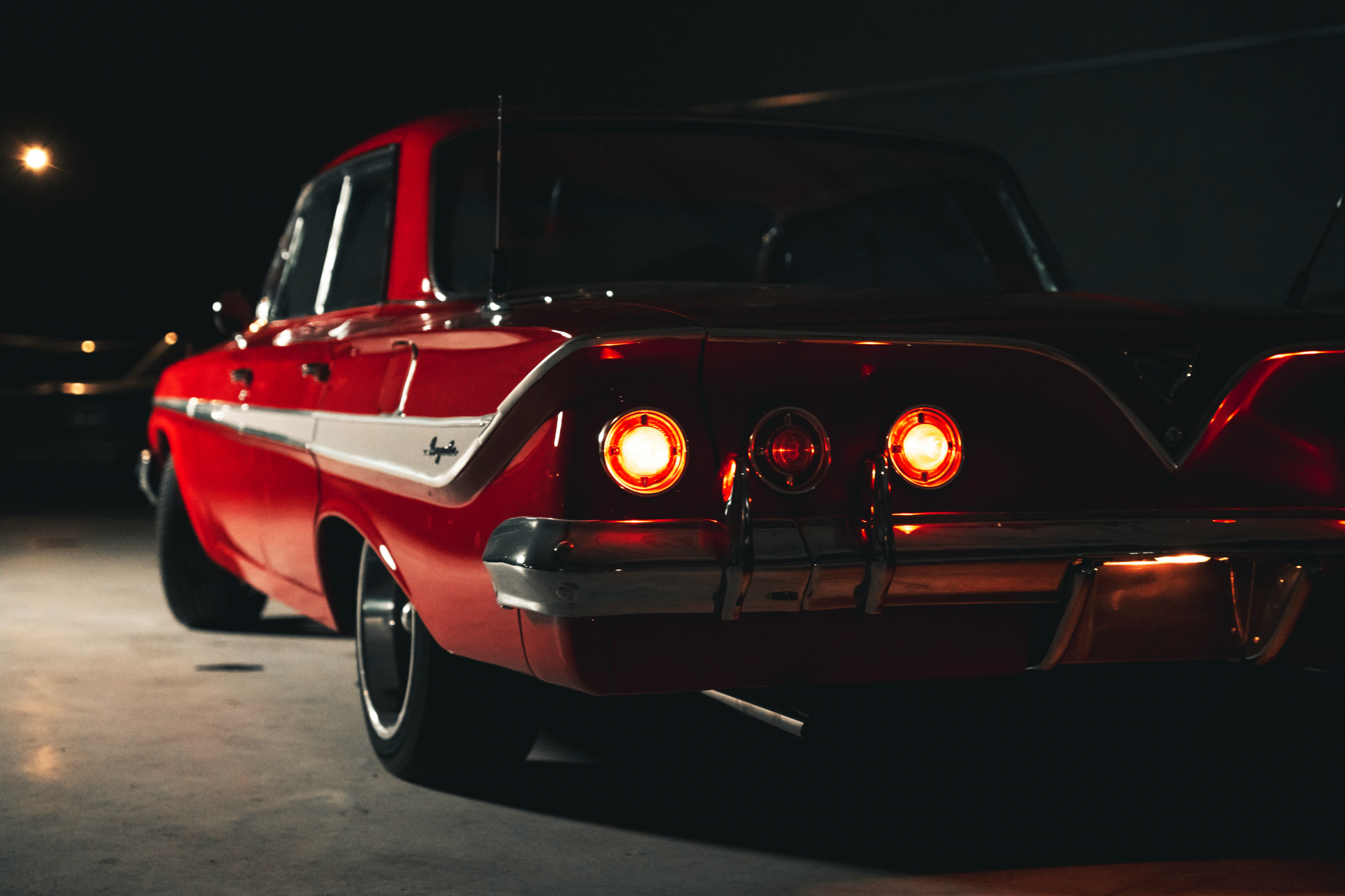 Egy piros klasszikus autó egy garázsban