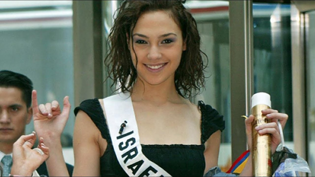 Gal Gadot nyakában a győztes Miss Izrael szalaggal, a döntőben ilyen nem jutott neki...